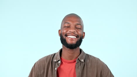 Paz,-Sonrisa-Y-Rostro-De-Hombre-En-Estudio