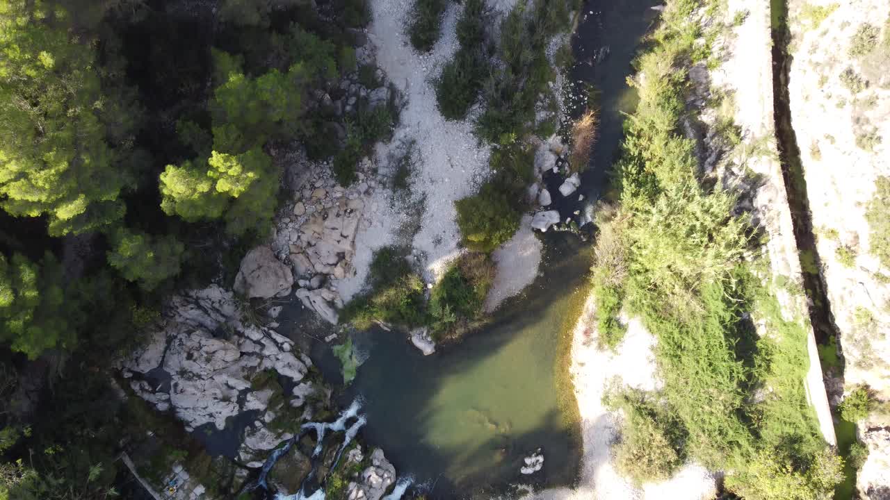 스페인 알리칸테의 놀라운 저수지와 폭포 위로 드론 여행 - 4k 항공 영상