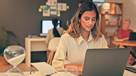 Büro-Laptop,-Tippen-Oder-Frau,-Die-Soziale-Netzwerke-Bewertet