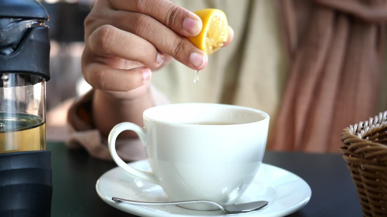 차 에 레몬 을 는 여자