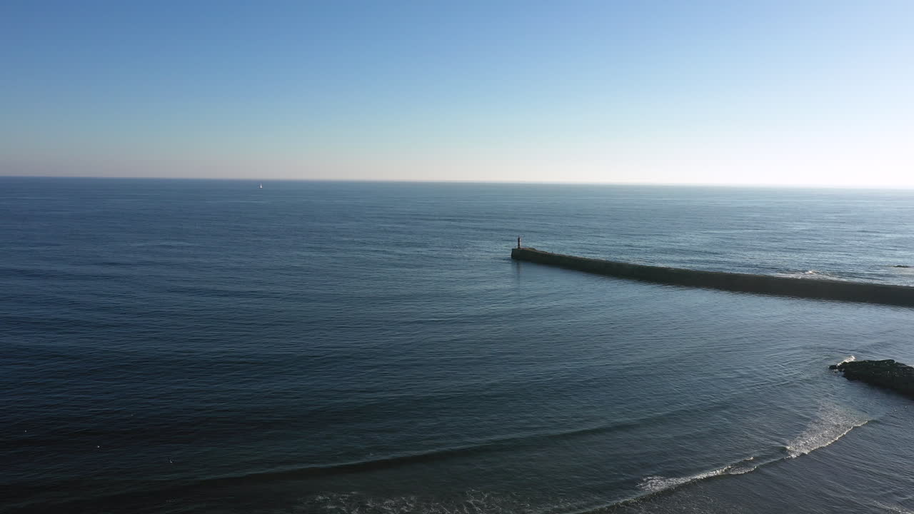 해변으로 굴러가는 썰물의 조감도