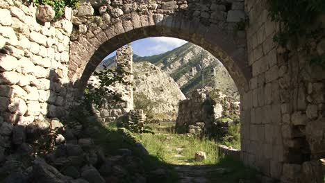 Bóveda-De-Piedra-De-La-Antigua-Ciudad-Fortaleza