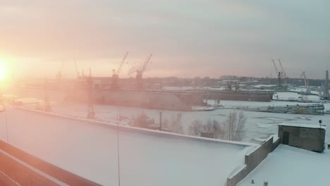 volar sobre la vista aérea del puerto industrial en invierno, cubierto de espectáculo