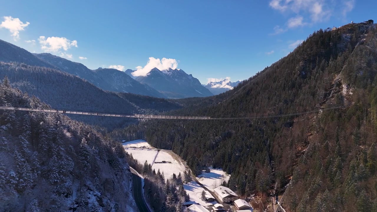 Ponte sospeso Highline179 che si estende su una valle boscosa in Austria.