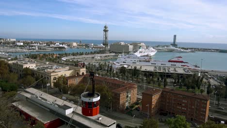 Blick-Auf-Die-Küste-Mit-Kreuzfahrtschiffen-Und-Aufzug-In-Barcelona