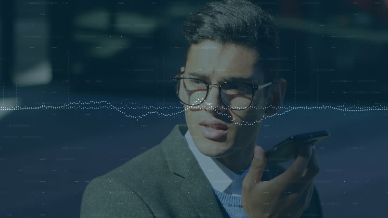 animación del procesamiento de datos sobre un hombre de negocios que usa un teléfono inteligente