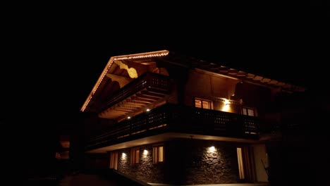 Foque-De-Hermoso-Chalet-Con-Luces-Encendidas-Por-La-Noche