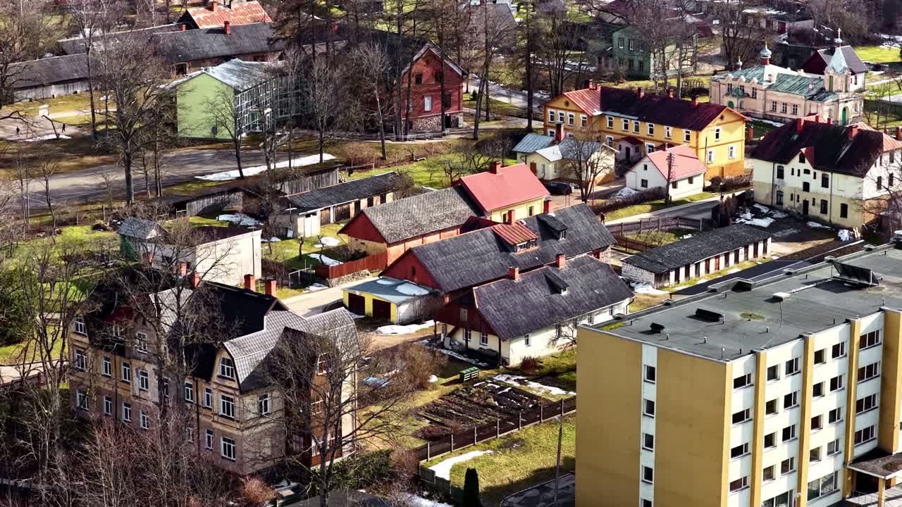 Stadsgezicht met een verscheidenheid aan woongebouwen en appartementencomplexen in Sovjetstijl