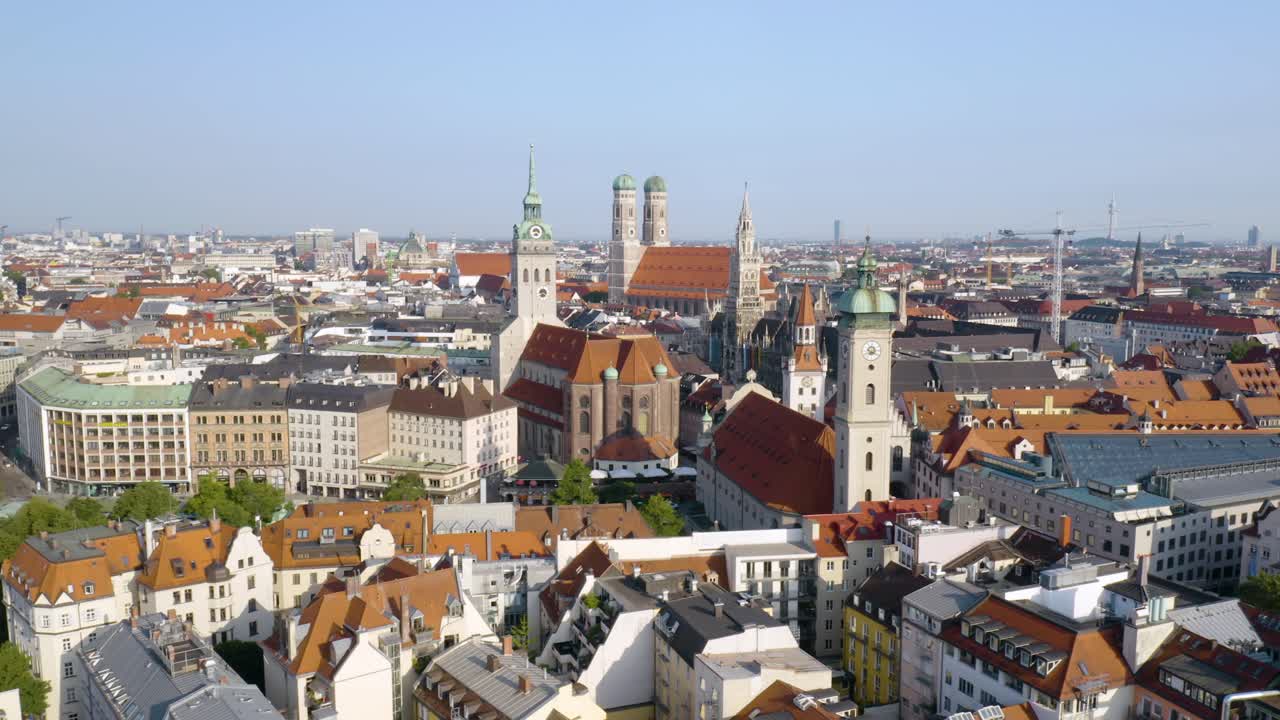뮌헨의 유명한 마리엔플라츠 광장을 볼 수 있는 공중 선회 샷