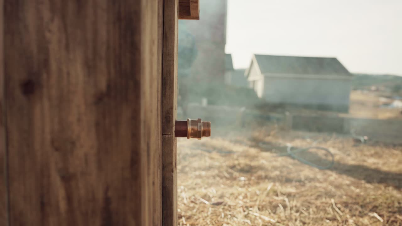 뜨거운 욕조의 배수 브에서 나오는 물