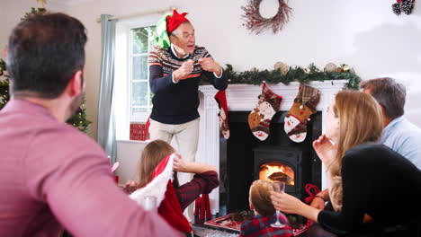 Abuelo-Actuando-Mimo-Como-Juego-Familiar-De-Varias-Generaciones-De-Charadas-Navideñas-En-Casa-Juntos