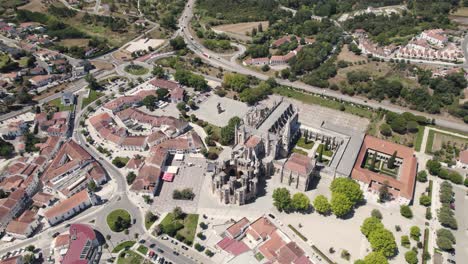 majestätisches stadtbild und klosterkomplexgebäude in batalha, portugal