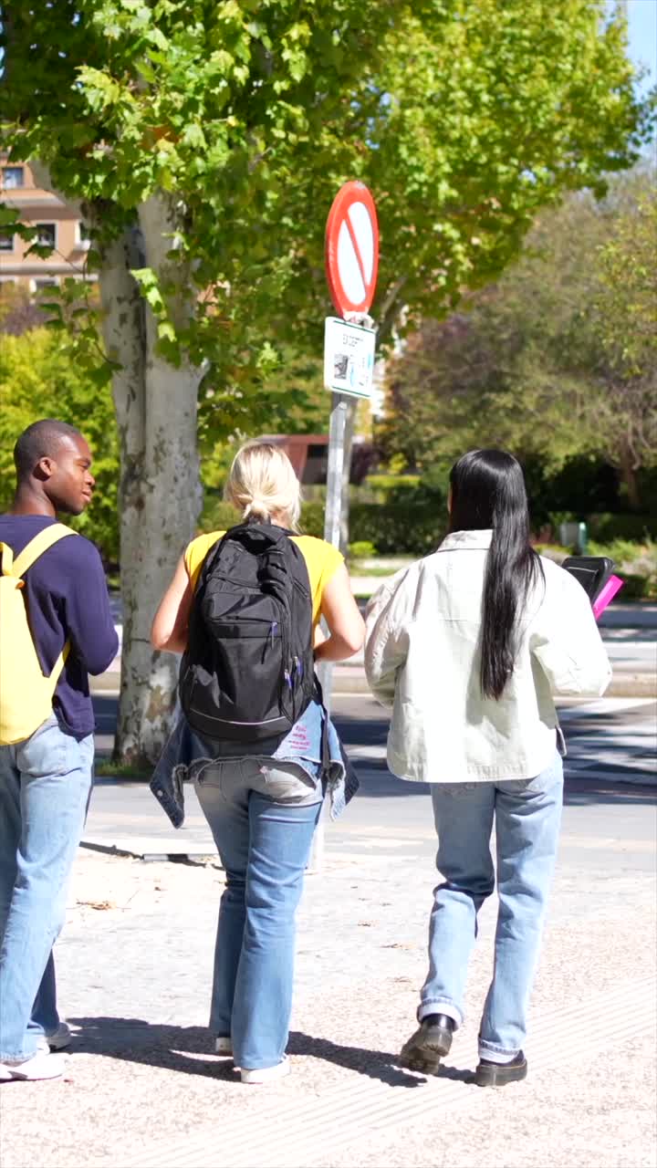 personas caminando por una calle de la ciudad