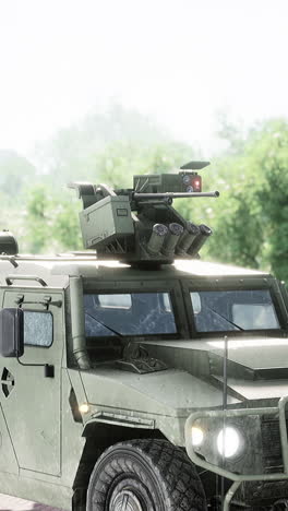 coche militar blindado en la gran ciudad