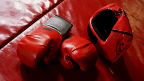 guantes de boxeo y cascos en el ring de boxe o