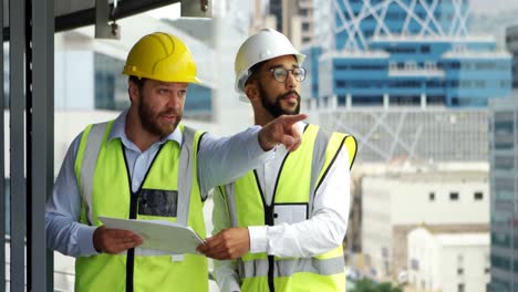 arquitectos discutiendo sobre el plan 4k