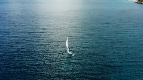 Drohnenaufnahmen-Von-Einem-Segelboot-In-Antigua