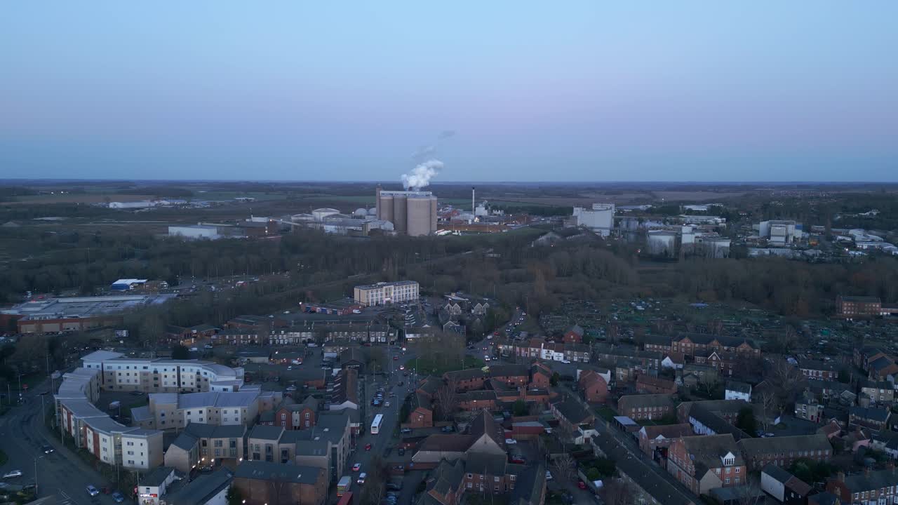 bury st edmunds, inglaterra al anochecer con edificios industriales y áreas residenciales, vista aérea