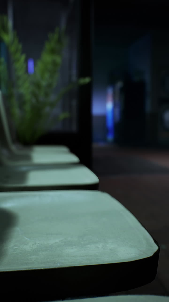 sillas vacías en el área de espera en una parada de autobús