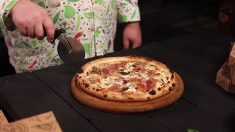 el chef cortando una pizza gourmet