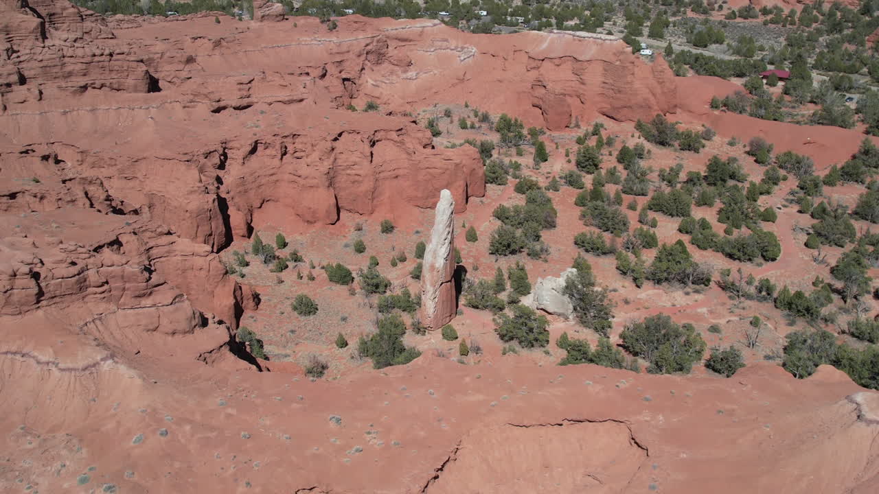 Vista aerea di torri di arenaria naturali uniche sotto le colline rosse, Kodachrome Basin State Park, Utah, USA