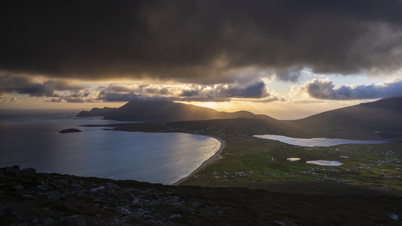 lapso de tiempo de montañas nubladas y colinas en el camino atlántico salvaje en irlanda
