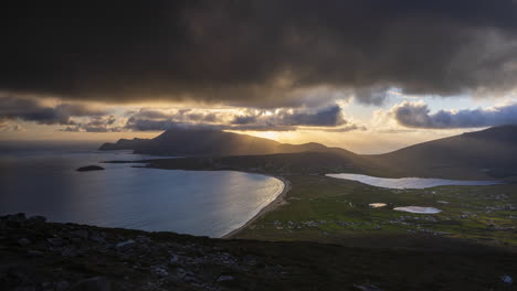 Lapso-De-Tiempo-De-Montañas-Nubladas-Y-Colinas-En-El-Camino-Atlántico-Salvaje-En-Irlanda