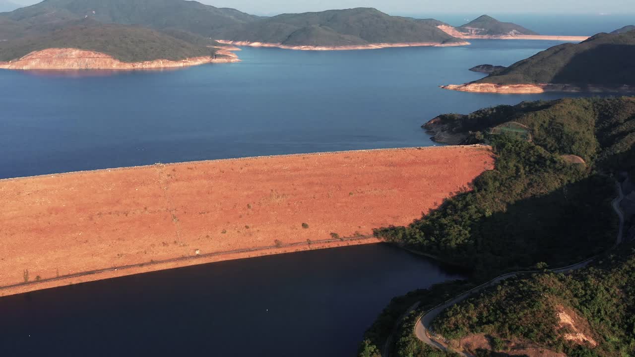 사이쿵에 있는 홍콩 지리 공원의 섬들을 연결하는 댐에 의해 만들어진 아름다운 저수지 위에 공중 뷰 드론이 쐈습니다.