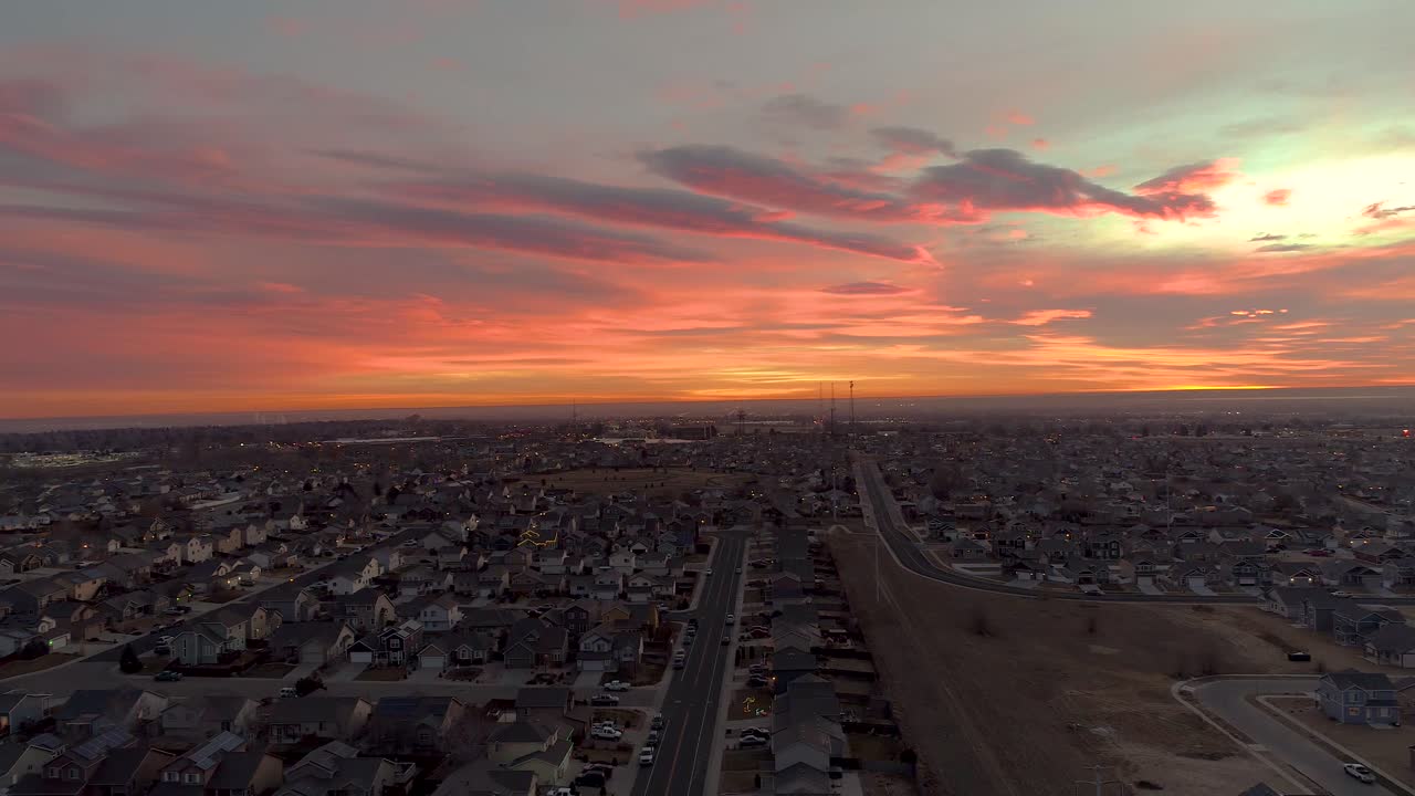 Alba dal drone su Greeley, Colorado, in una mattina di dicembre