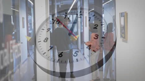 animación de reloj moviéndose sobre diversos colegas discutiendo el trabajo
