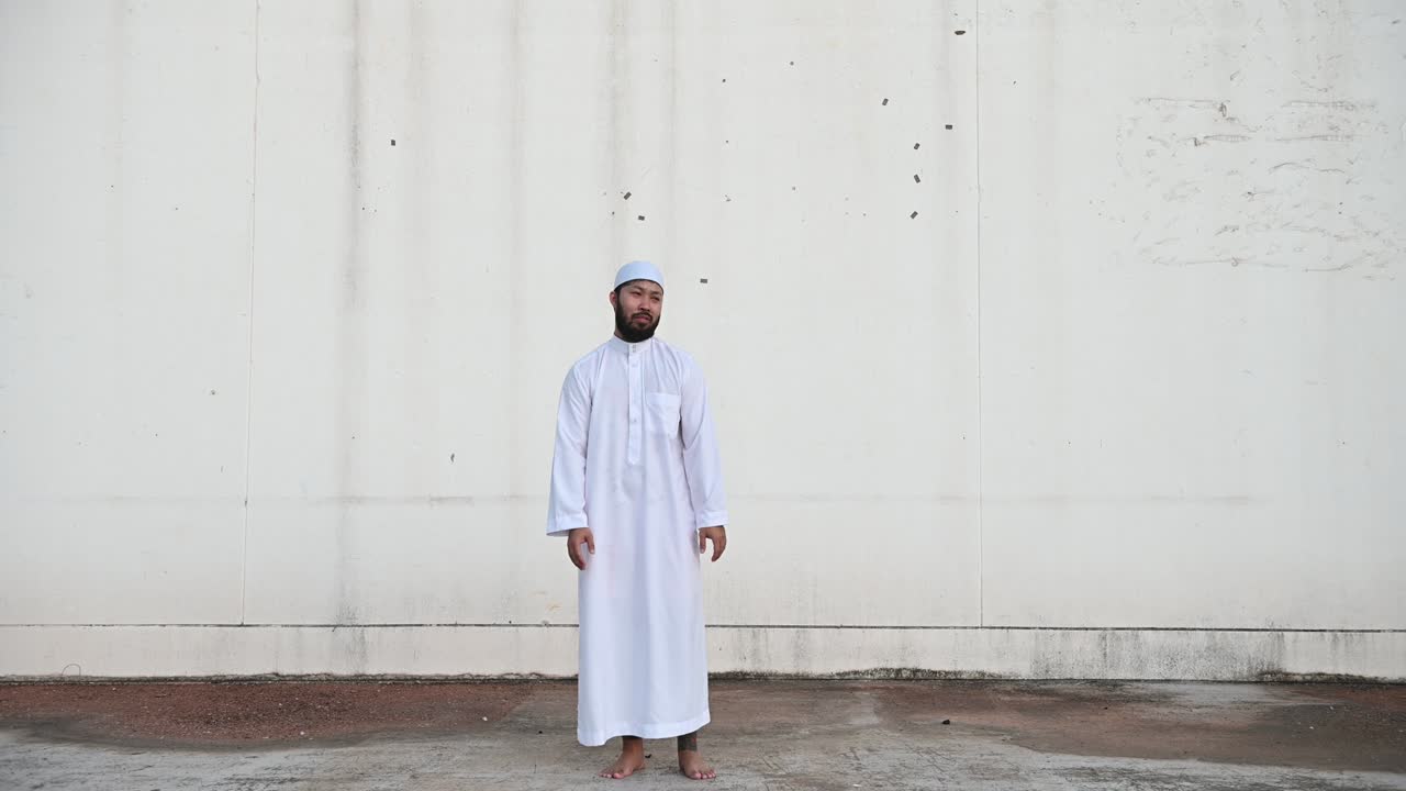Silhuet af ung asiatisk muslim