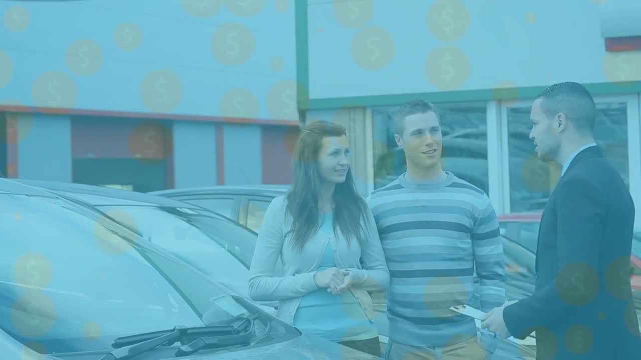 animación de monedas de dólar sobre una pareja caucásica con un hombre de negocios en el salón de autos