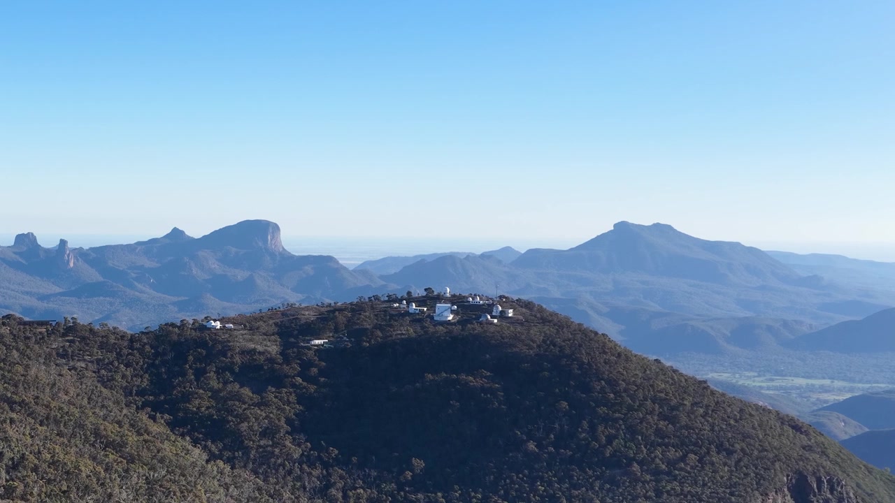 険しいワランバングル国立公園の景観の中に佇むサイディング・スプリング天文台の広大なパノラマビュー。
