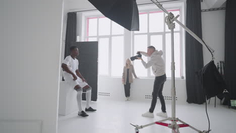 El-Fotógrafo-Está-Capturando-A-Un-Jugador-De-Fútbol-Profesional-Con-Un-Balón-En-Contenido-De-Estudio-Para-Una-Revista.