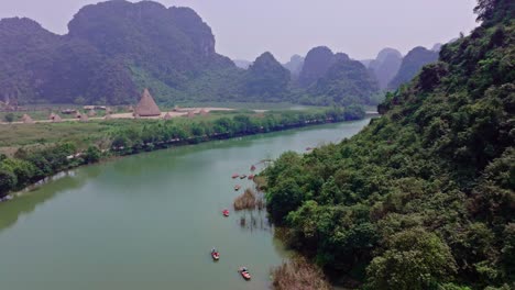 esta grabación de avión no tripulado te lleva en un viaje aéreo a lo largo de un río sereno en tam coc, vietnam del norte
