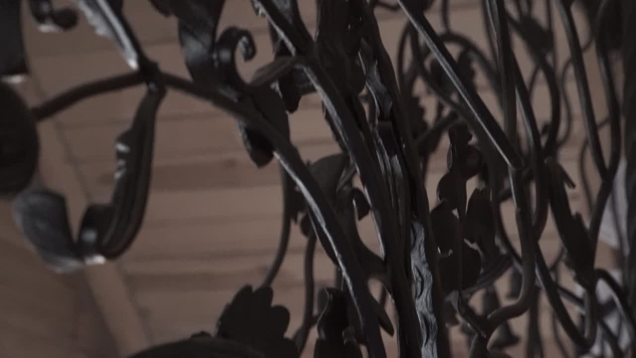 장식 된 검은 금속 작품 의 클로즈업