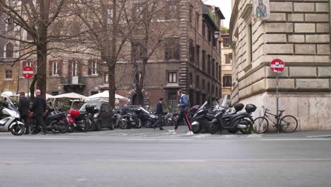 Autos,-Die-Die-Straße-Hinunterfahren