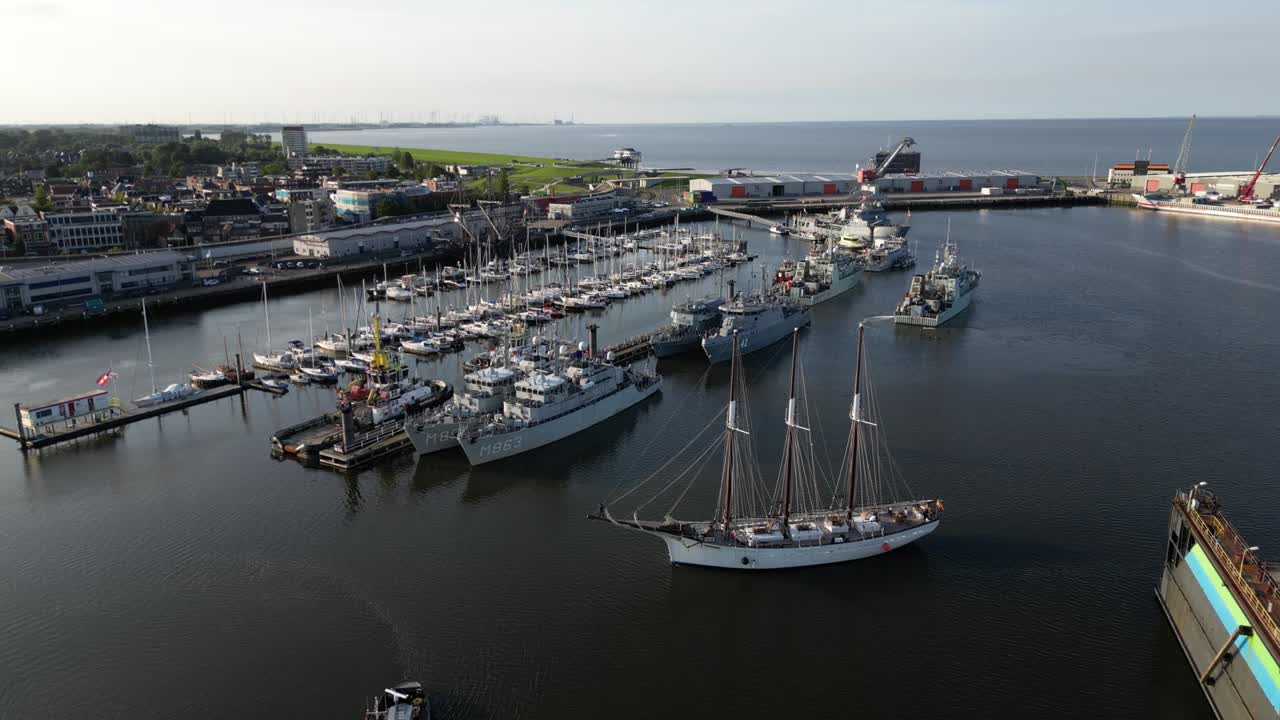 puerto en los países bajos con buques de guerra y buques de gran altura