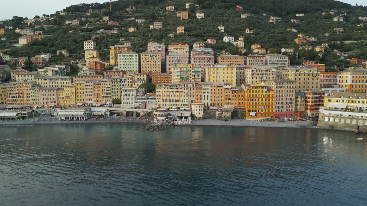 이탈리아 리구리아의 그림 같은 해안 마을인 카모글리는 바다를 내려다보는 화려한 언덕 의 건물, 활기찬 해변, 그리고 여름 관광에 완벽한 경치 좋은 산책로가 있습니다.