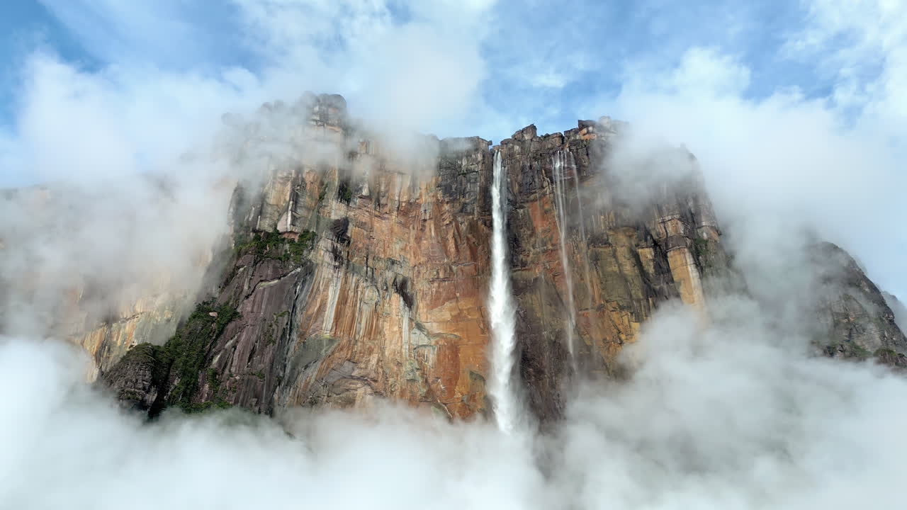 Vista de dron aérea del Salto Ángel cayendo en cascada desde la montaña Auyan-tepuy en el Parque Nacional Canaima, Venezuela, la cascada más alta del mundo.