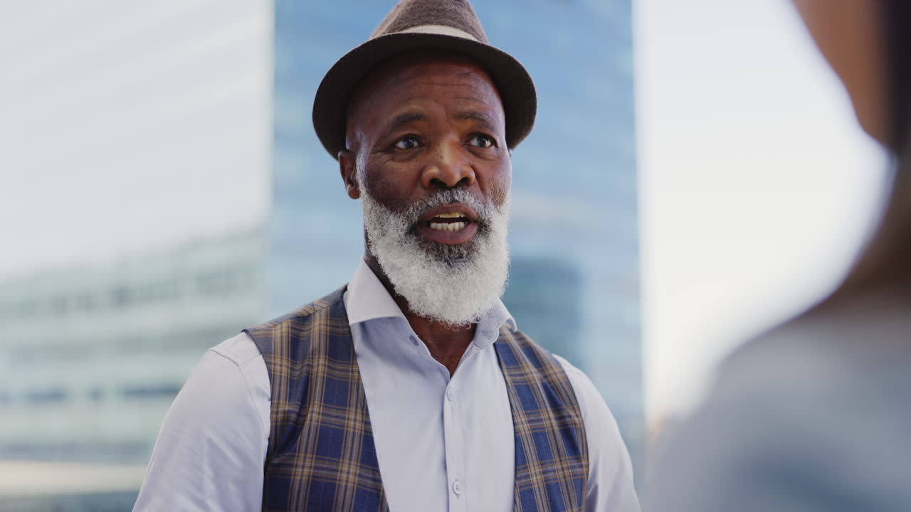 도시, 흑인 남성과 여성이 지붕에서 네트워크를 구축하고 있습니다.