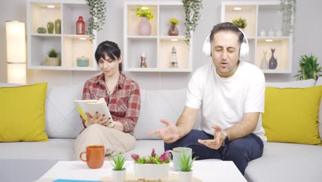 una pareja casada pasando tiempo social en casa. tiempo libre.