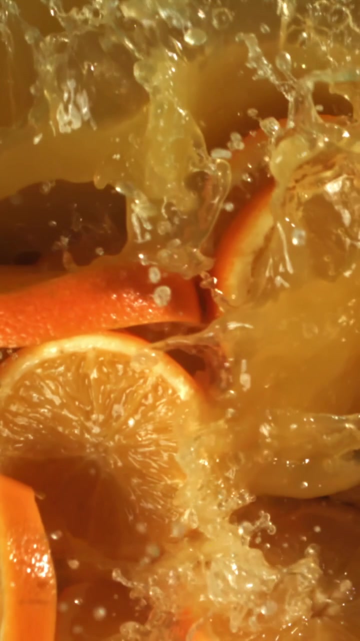 Fette d'arancia rinfrescanti che si tuffano in succo dorato