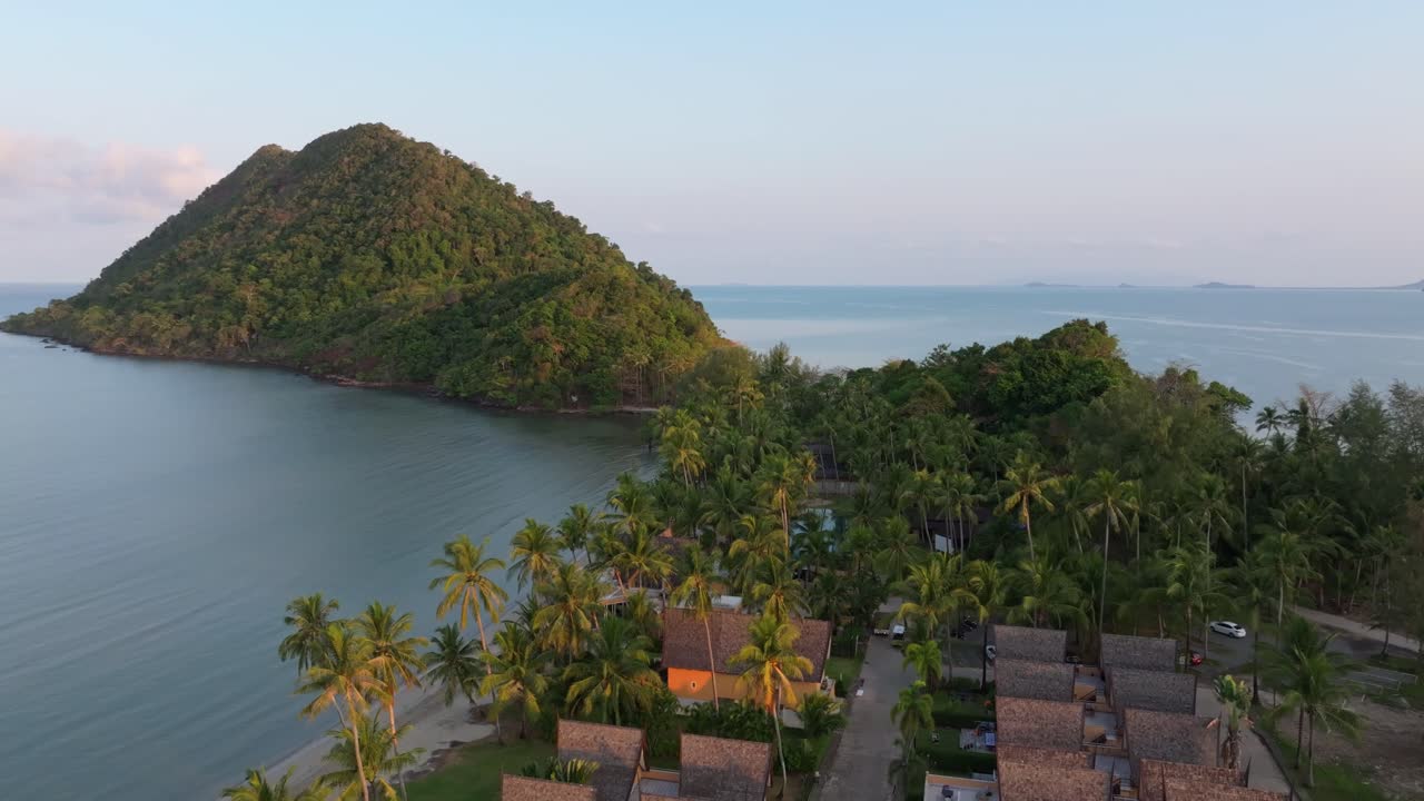 Ilmakuva rantalomakeskuksesta huviloineen kultaisella tunnilla, Koh Chang, Thaimaa