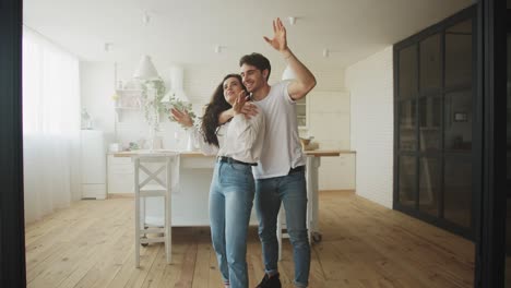 propietarios felices planeando el interior de la casa. una joven pareja casada abrazándose en casa.