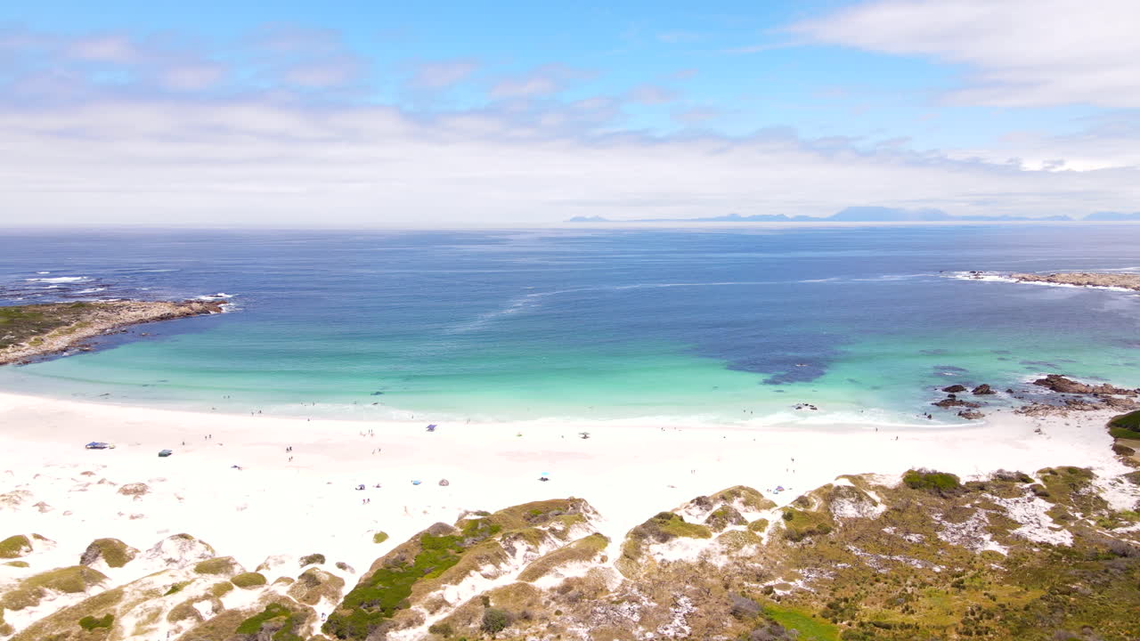 Spiaggia sabbiosa appartata Moonlight a Pringle Bay con acque turchesi e panoramiche, ripresa da drone.
