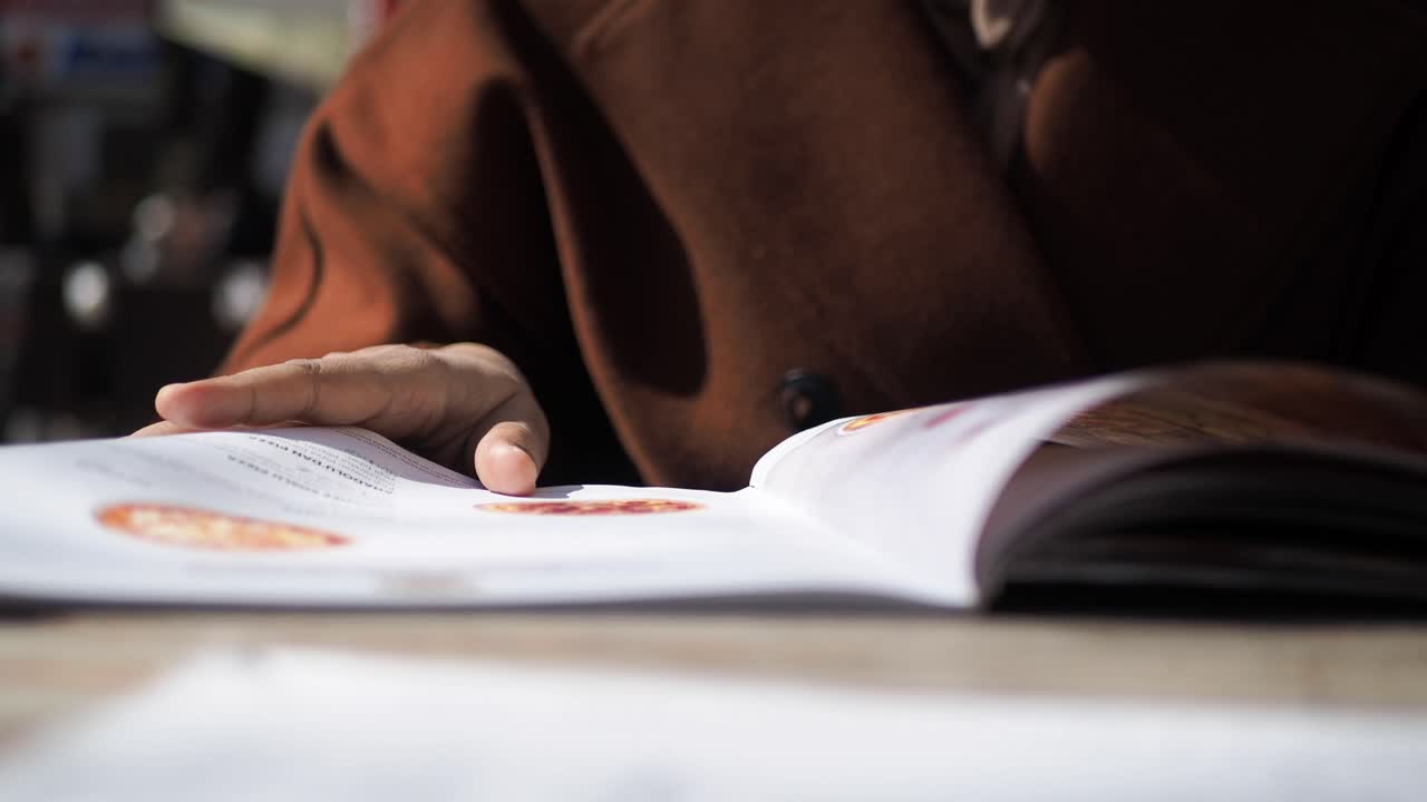 persona mirando un menú de un restaurante