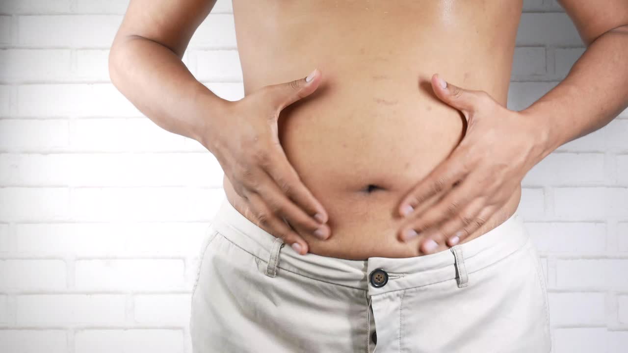 hombre con grasa visible en el vientre