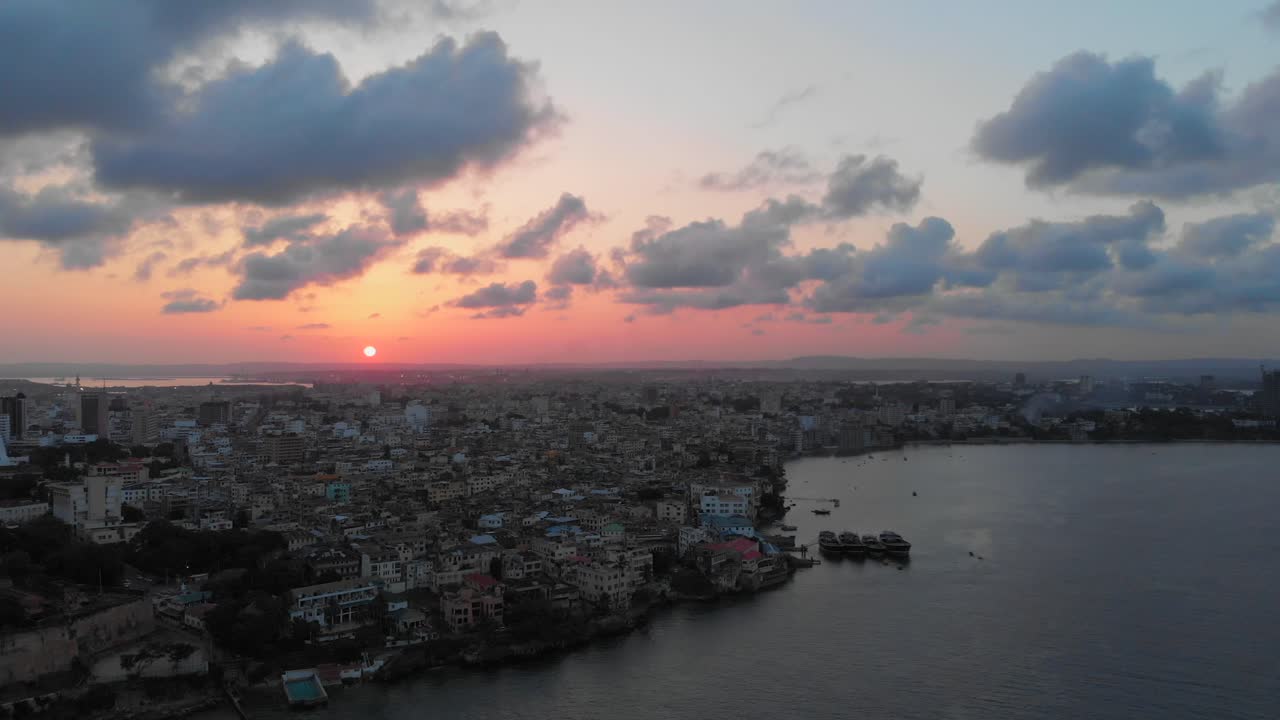 puesta de sol en el puerto viejo y la ciudad de mombasa