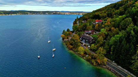 Dolly-Aéreo-De-Drones-En-Una-Toma-Sobre-El-Lago-Attersee-Con-Cuatro-Barcos-Anclados